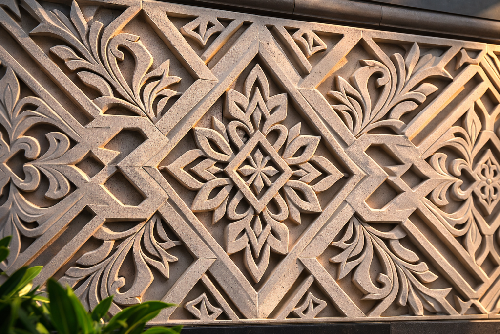 Fasad GRC bertekstur dengan relief motif geometris dekoratif untuk tampilan bangunan mewah