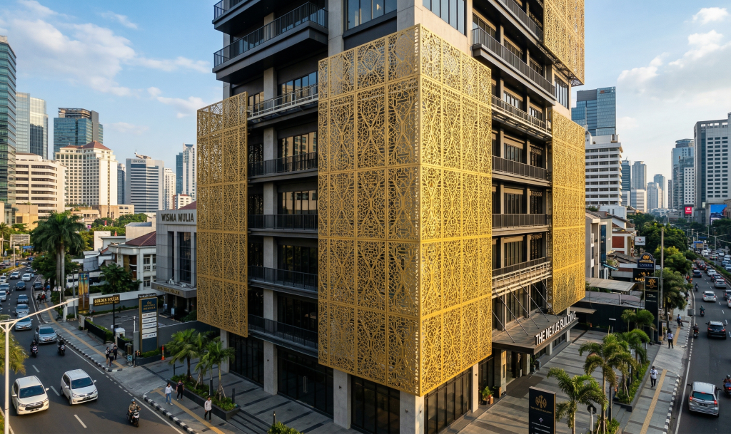 Secondary skin berbahan ACP Ornament menghadirkan dimensi visual baru pada fasad bangunan komersial sekaligus berfungsi sebagai pelindung termal yang efektif.