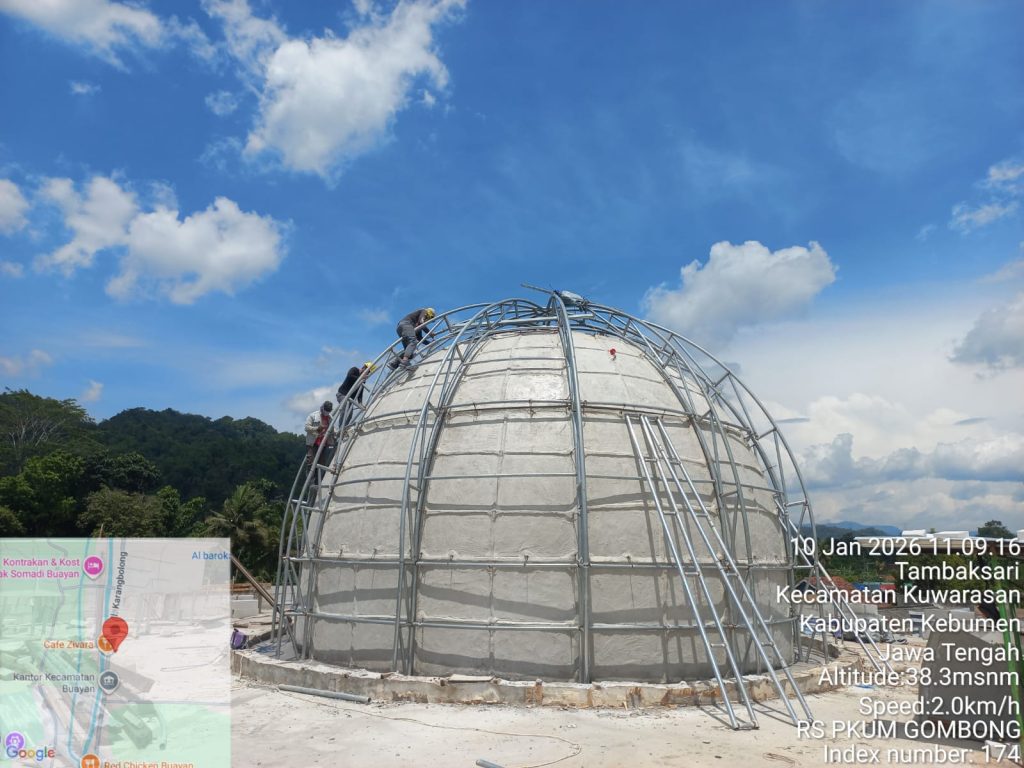 Mengenal Kubah GRC: Mengapa Material Ini Menggeser Baja dan Beton pada Masjid Modern Proses pemasangan kubah GRC di lokasi proyek dapat diselesaikan dalam satu hingga dua minggu, jauh lebih efisien dibandingkan kubah beton konvensional yang bisa memakan waktu hingga dua bulan.